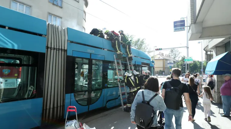 Zapalio se tramvaj na Savskoj cesti: Vatrogasci brzom intervencijom ugasili požar, normalizacija prometa je u tijeku