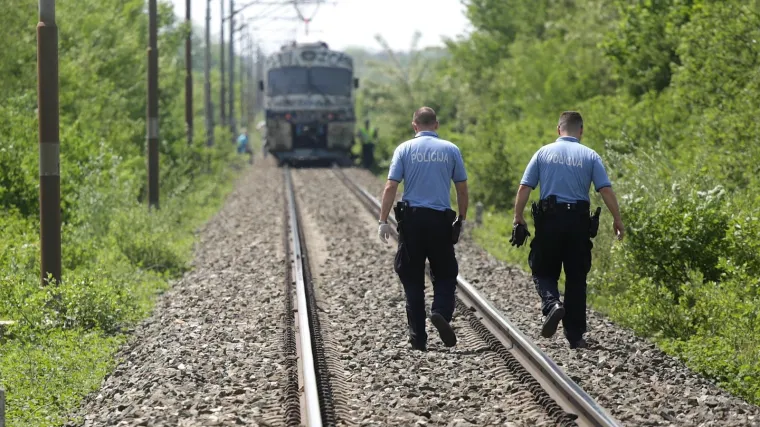 Nesreća kod Bjelovara: Vlak naletio na auto, jedna osoba prevezena je u bolnicu