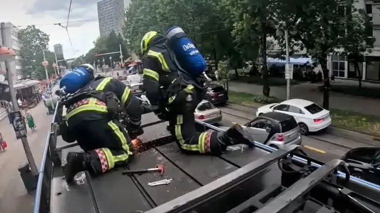 VIDEO Zagrebački vatrogasci gasili vatru na tramvaju pa sve popratili prigodnom pjesmom. Oglasio se i glazbenik