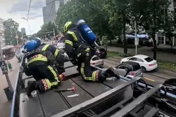 VIDEO Zagrebački vatrogasci gasili vatru na tramvaju pa sve popratili prigodnom pjesmom. Oglasio se i glazbenik