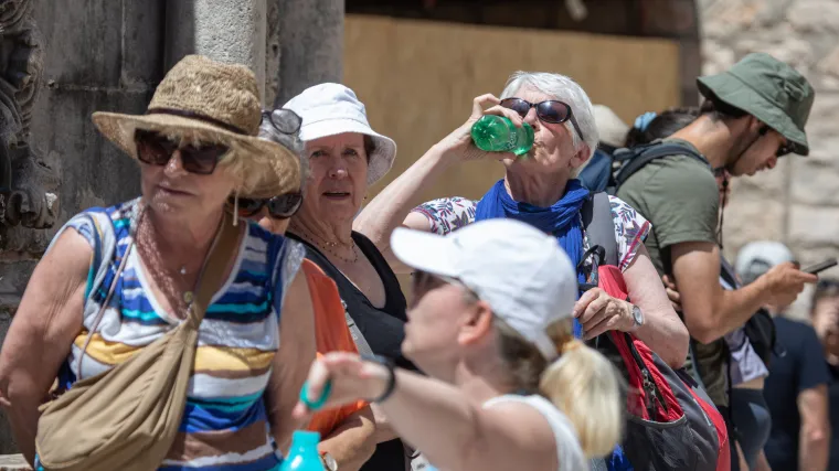 Vrhunac toplinskog vala očekuje se sredinom tjedna. Temperature neće značajno padati ni tijekom noći