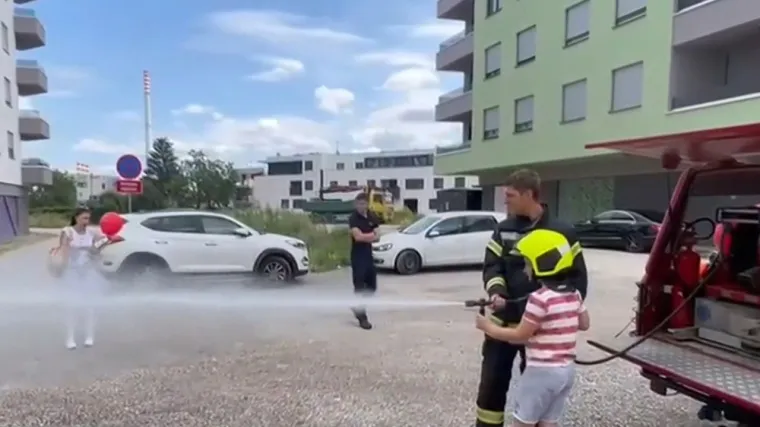 Lukas (8) više od svega voli vatrogasce pa su ga nakon operacije srca odveli kući! Isprobao je i najdražu opremu