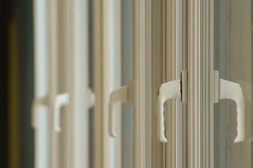 Kako ukloniti žute fleke na PVC stolariji?