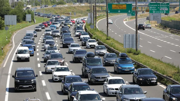 Nesreća između Jastrebarskog i Karlovca, kolona je duga 11 kilometara