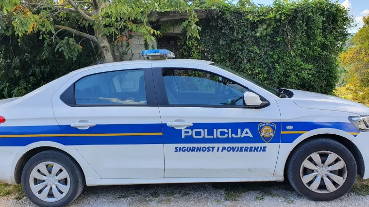 Unakazili su dječaka nasilno ga ošišavši? Roditelji ih prijavili, no izgleda da kamere pokazuju nešto sasvim drugo...