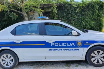 Unakazili su dječaka nasilno ga ošišavši? Roditelji ih prijavili, no izgleda da kamere pokazuju nešto sasvim drugo...
