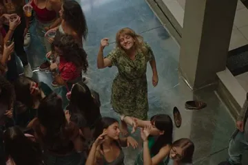 Film o samoći, pro&scaron;losti, nemogućim vezama, ljubavi i apsurdu