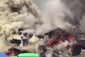 VIDEO Planula drvena stambena zgrada u Kini. Od dima se ni&scaron;ta nije vidjelo, ljudi skakali s krovova