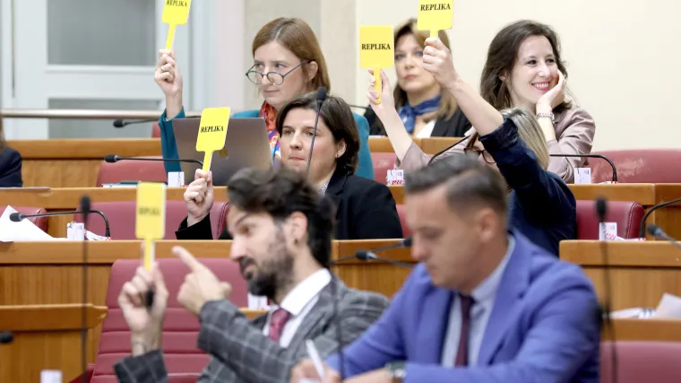 Zastupnici idu na 2 mjeseca ljetne stanke. Zaslužuju li? Vaš odgovor u rangu je 'Mooolim?'