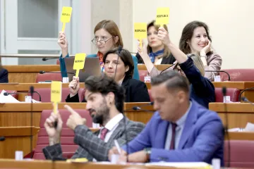 Zastupnici idu na 2 mjeseca ljetne stanke. Zaslužuju li? Vaš odgovor u rangu je 'Mooolim?'