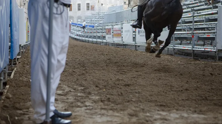 Drama na alkarskom trkali&scaron;tu: Dijete se spu&scaron;talo niz stup, stresla ga struja, hitno je prevezeno u splitsku bolnicu