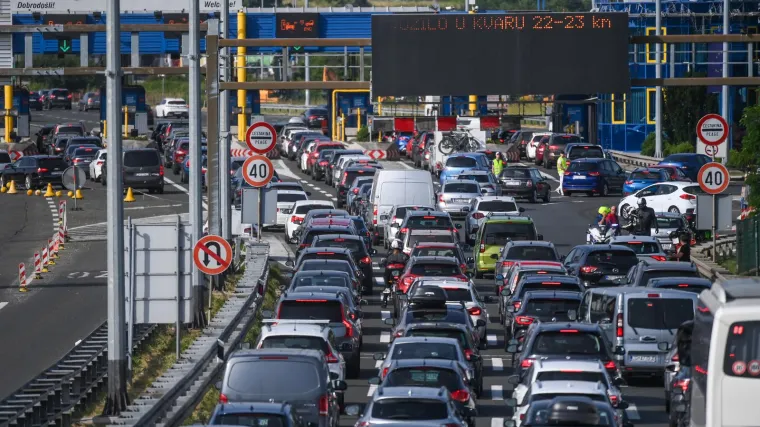 Kod Lučkog kolona automobila 10 kilometara, na Krčkom mostu 4 km. Prometna na A1