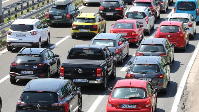 Novi tjedan, nove gužve na cestama: Velika kolona na naplati Lučko, te&scaron;ka nesreća na Jadranskoj magistrali