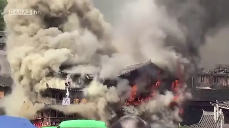 VIDEO Planula drvena stambena zgrada u Kini. Od dima se ni&scaron;ta nije vidjelo, ljudi skakali s krovova