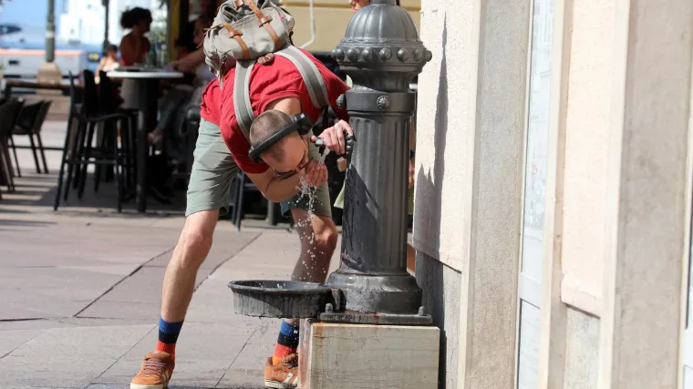 I danas vrlo vruće, temperature idu do 37 Celzijusa. Rijetko gdje može pasti koja kap ki&scaron;e