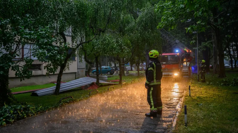 Nebo nad Zagrebom ispresjecale munje. Snažan vjetar ru&scaron;io stabla i stvorio probleme u prometu. Intervenirali vatrogasci