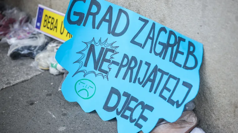 'Roditelji odgojitelji' prosvjeduju ispred Gradske skupštine: 'Tomaševiću, djeca ne mogu čekati!'