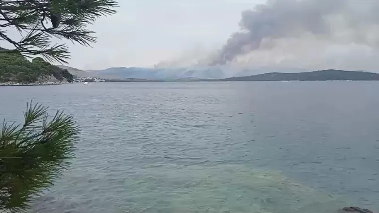 Požar se &scaron;iri prema Primo&scaron;tenu, gorjele kuće, auti, a stanovnici ostali bez struje: 'Situacija nije dobra!'