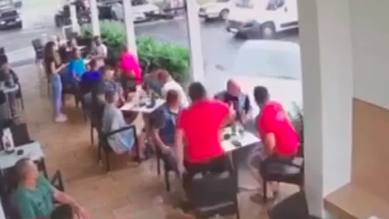 Izgubio kontrolu nad vozilom, uletio na terasu kafića pa pokosio goste: Nadzorna kamera uhvatila trenutke užasa