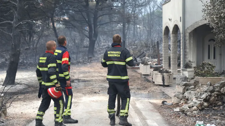 U gašenju požara kod Grebaštice ozlijeđena četiri vatrogasca