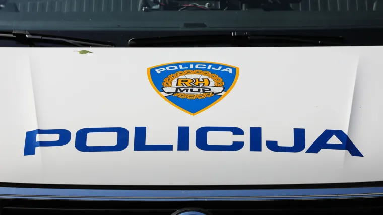 Pijanac u Otoku upao u tuđe dvorište s bombom, prijetio im, ali su ga razoružali