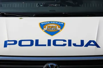 Pijanac u Otoku upao u tuđe dvorište s bombom, prijetio im, ali su ga razoružali