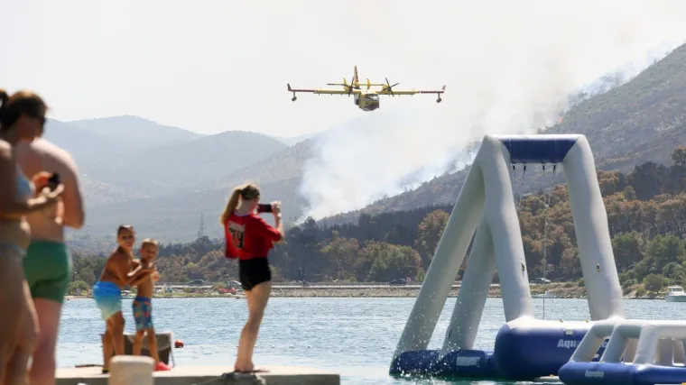 Piloti kanadera oduševili kupačice na plaži svojim spretnim manevrima dok su gasili požar u Grebaštici