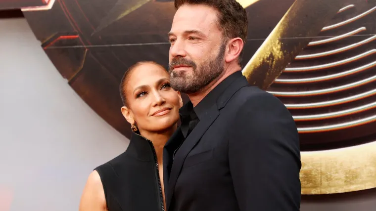J.Lo i Ben Affleck slave prvu godišnjicu braka: Sudeći po izrazima njegova lica, on je najtužniji suprug na svijetu