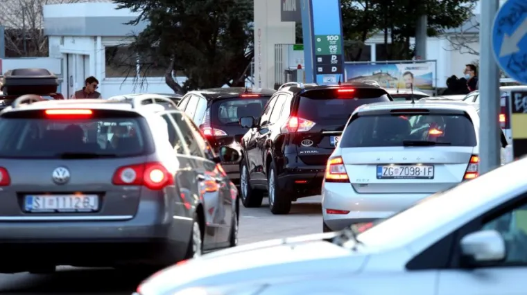 Lo&scaron;e vijesti za vozače: Vlada objavila da poskupljuje gorivo