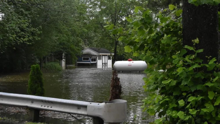 Divljaju bujične poplave na sjeveroistoku SAD-a: Najmanje četvero mrtvih, traga se za nestalima