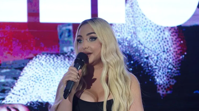 Maya Berović prvi put u javnosti nakon rođenja sina, očarala zamamnim dekolteom i lijinom