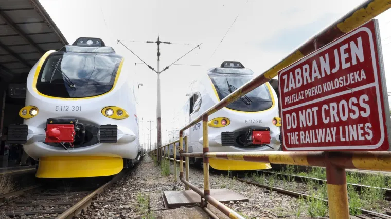 Ovo je prvi elektromotorni vlak HŽ-a. Može potegnuti i do 160 kilometara na sat. Ovako je bilo ministru Erliću