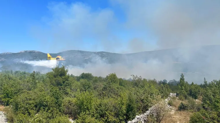 Buknuo požar kod Trogira. Vatrogasci na terenu, stiže im pomoć iz zraka: 'Teren je težak i nepristupačan'