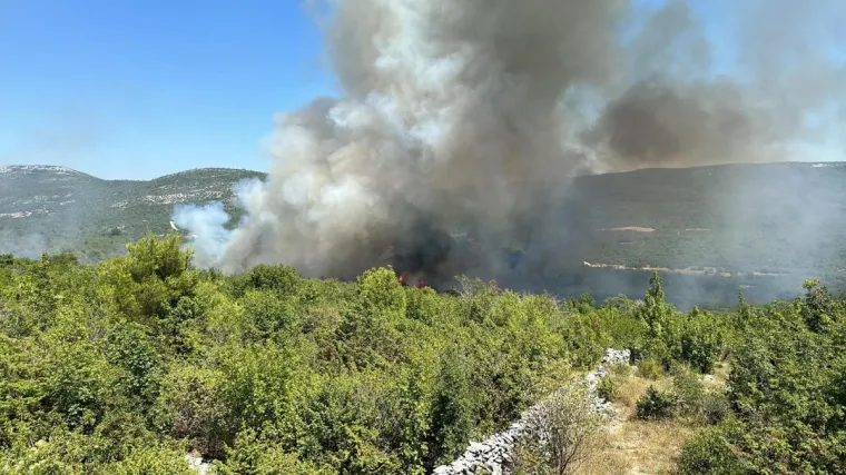 Veliki požar buknuo kod Trogira: Na požari&scaron;te stigla i dva kanadera, vrijeme ne ide na ruku vatrogascima