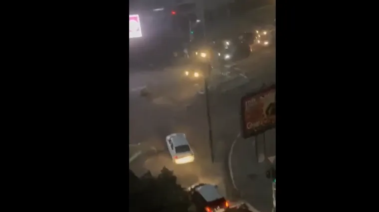 VIDEO Vertikalno, punom snagom s visine zabila se metalna konstrukcija između dva automobila. Nosilo ju nevrijeme