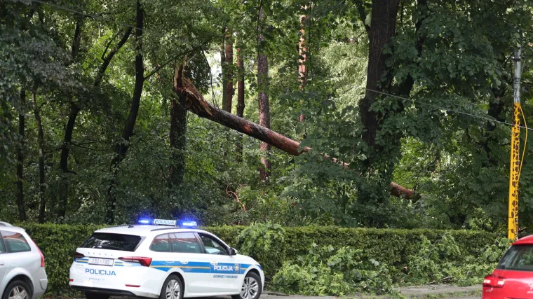 Ne, nije vam se učinilo, udari vjetra za vrijeme oluje bili su zastra&scaron;ujući. U Gradi&scaron;tu puhao i 180 km/h