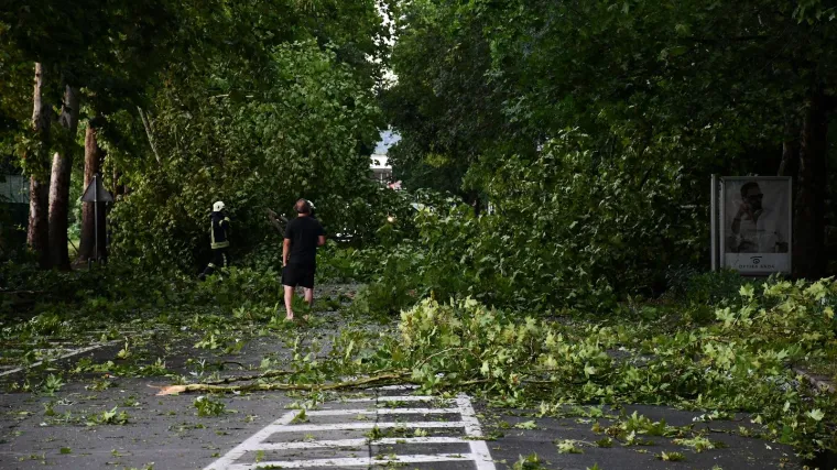 Jutro nakon nevremena otežan promet. Na istoku zatvorene ceste, u Zagrebu o&scaron;tećen tramvajski vod, ne ide ni žičara
