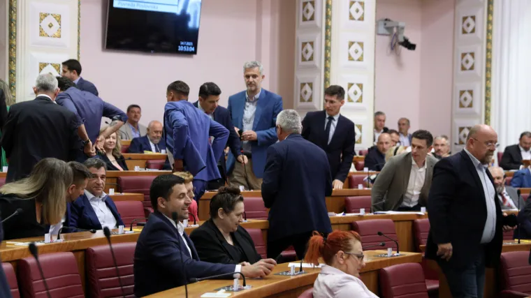 Oporba traži da se svim &scaron;trajka&scaron;ima plate svi dani u &scaron;trajku