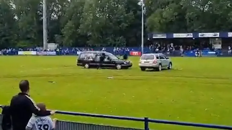 Nesvakida&scaron;nje scene zaprepastile sve: Maskirani mu&scaron;karci dovezli mrtvačka kola na teren i prekinuli utakmicu