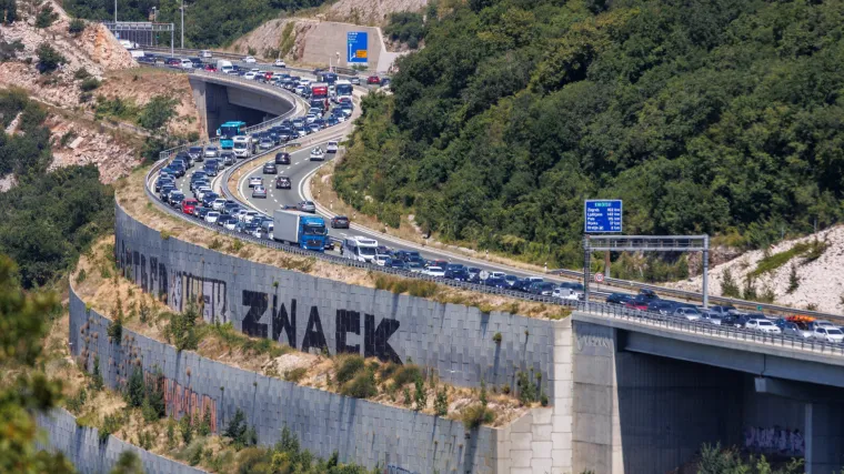 Pojačan promet prema moru, kolone su i 4 kilometara. Kod Lučkog se zbog prometne vozi 40 km/h