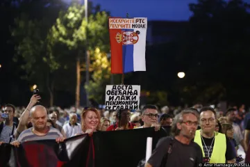 Novi masovni prosvjed održan u Beogradu: Dvanaesti put zaredom građani marširali prema zgradi RTS-a