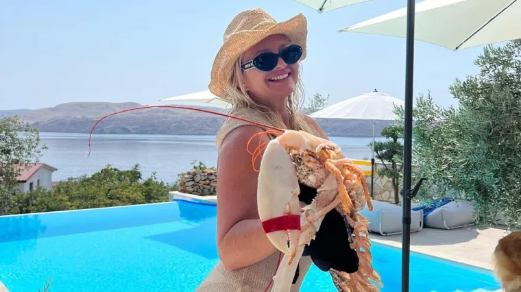 Snježana Mehun u golišavom izdanju pala u drugi plan zbog grdosije koju je držala u rukama