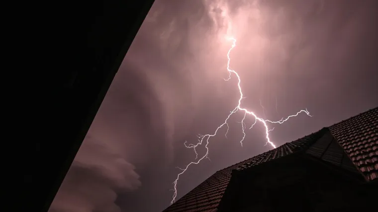 Novo silovito nevrijeme stiglo u Hrvatsku, na zagrebačkom području padala tuča: 'Ovako roka već sat vremena'