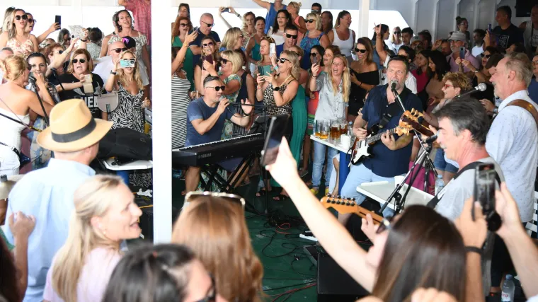 Na trajektu Split &ndash; Vela Luka poznati glazbenici ponovo pjevaju najveće Oliverove hitove