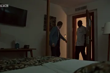 Na otok stiže novi inspektor! Nakon što raskrinka samoubojstvo, prisiljen je ostati i naći ubojicu