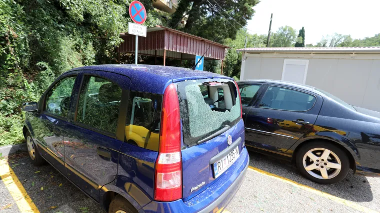 Tuča izbombardirala automobile u Omišlju i Dramlju. Led razbijao šajbe, neki se štili dekicama