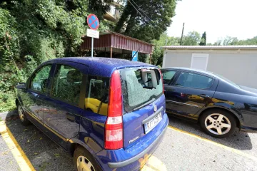 Tuča izbombardirala automobile u Omišlju i Dramlju. Led razbijao šajbe, neki se štili dekicama