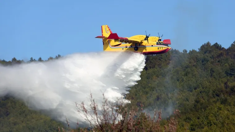 Kod Trogira izbio požar: Gase ga vatrogasci tri DVD-a, a iz zraka pomažu tri Air tractora