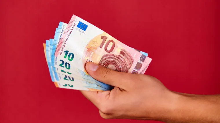 Hrvati pola svog bogatstva drže u novcu &ndash; za&scaron;to je to lo&scaron;e?