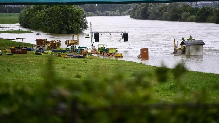 Izlila se Sava u Zagrebu. Potopila pune frižidere, pozornicu, zvučnike ljetnog festivala na nasipu